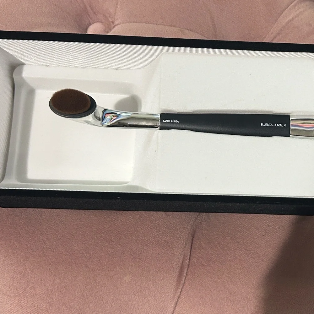 NIB ARTIS Fluenta Collection‎ Oval 4 Brush